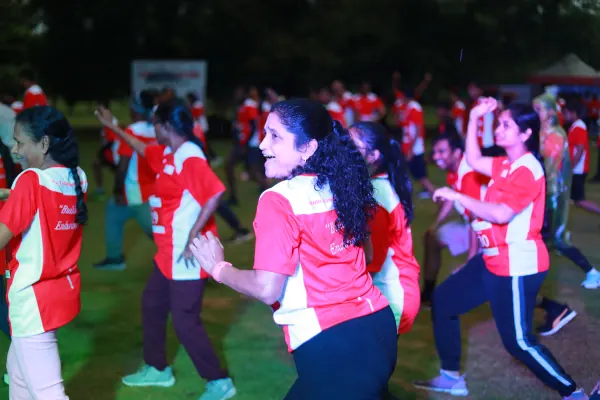 Women dancing in the warm-up