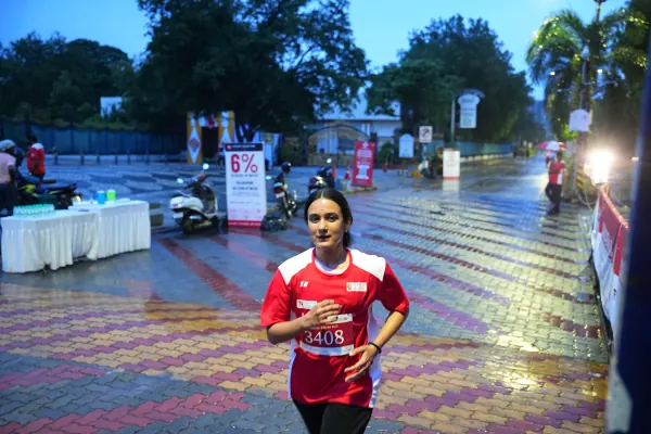 Runner smiling past the 6% station