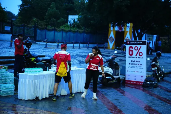 6% glucose table with runners passing