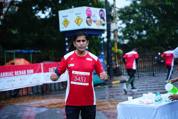 Runner at the drinks table, volunteer pouring