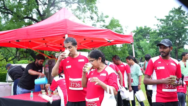 Runners drinking at the sugarcane juice tent