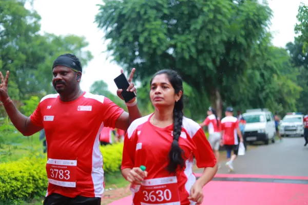 Couple finishing, victory sign